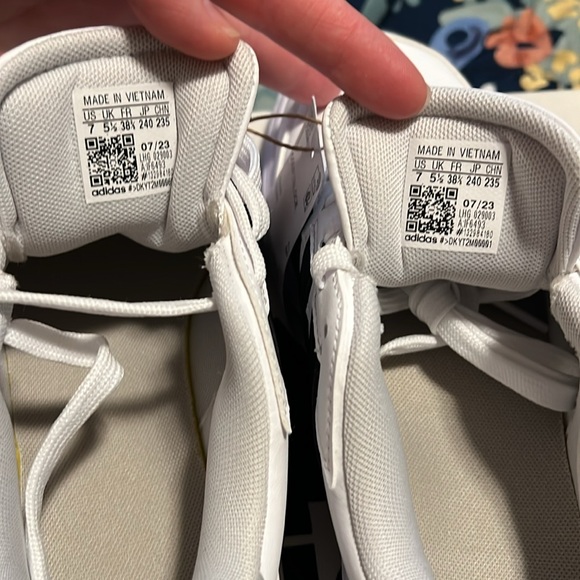 New Adidas Women's Courtblock Sneaker size 7 white black with silver accent - Picture 7 of 7